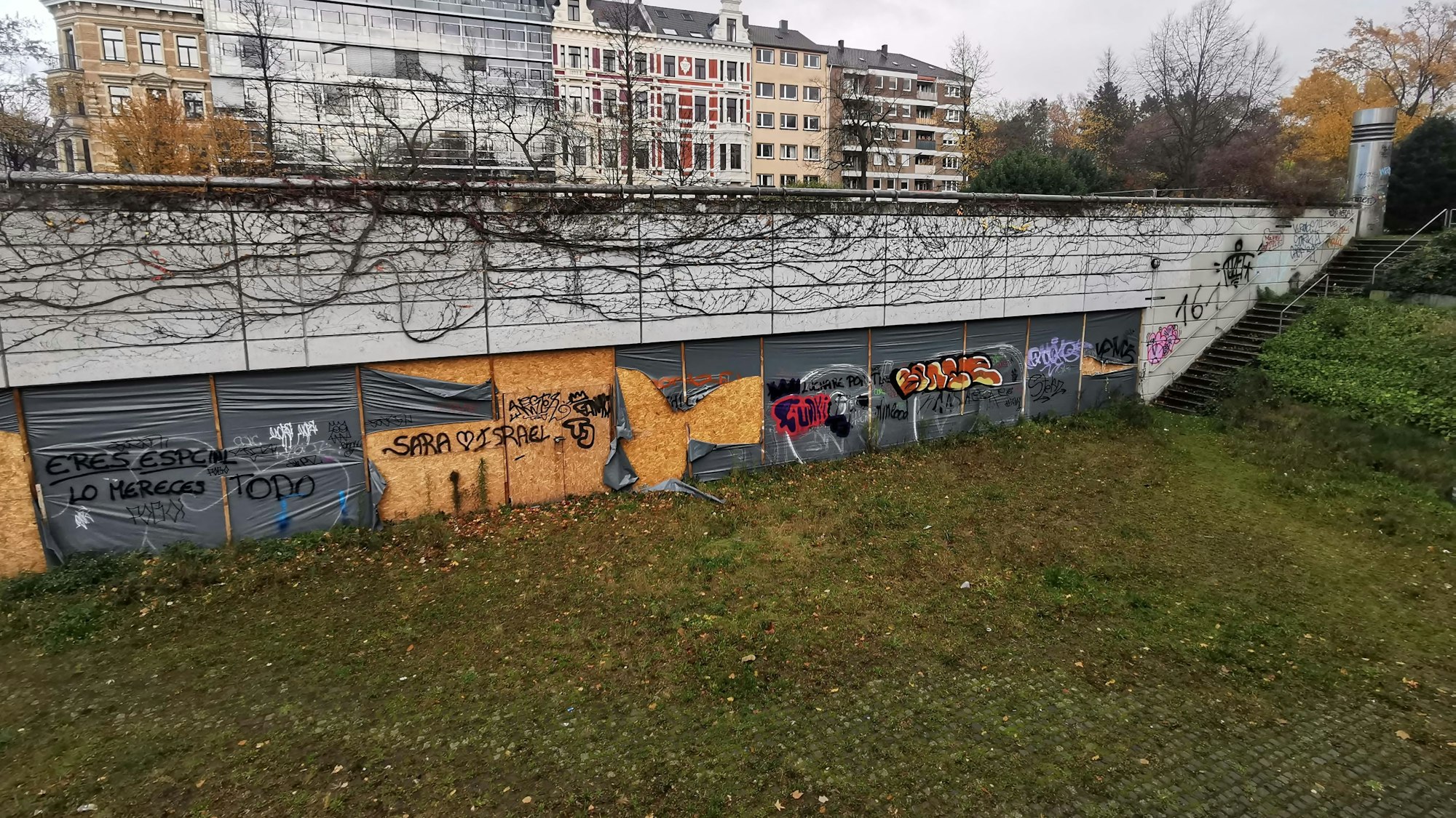 Der Eingangsbereich zur unterirdischen Turnhalle am Hansaplatz.