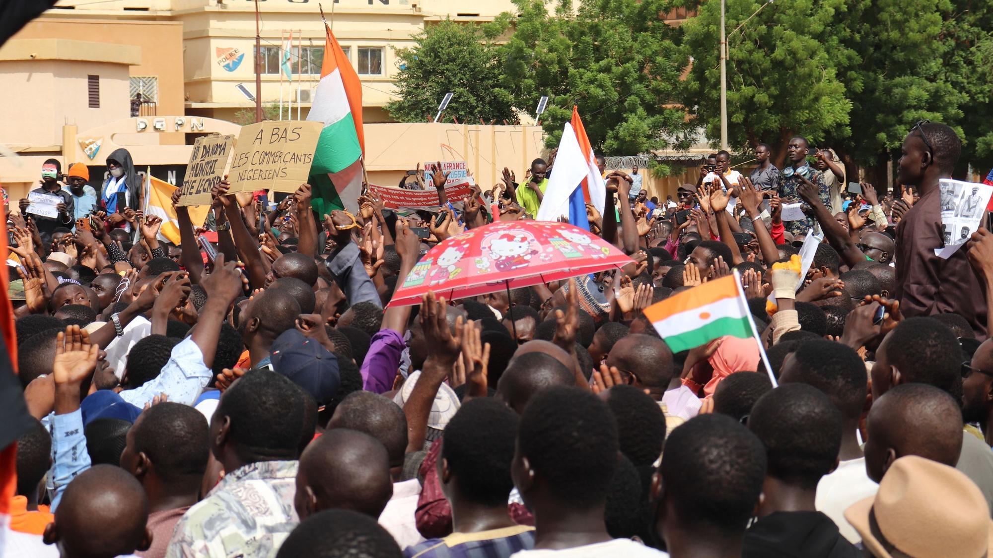 Menschen demonstrieren in Nigers Hauptstadt Niamey, um damit ihre Unterstützung für die Putschisten zu zeigen. Bei der Demonstration wurden Parolen gegen Frankreich gerufen und russische Fahnen getragen. +++ dpa-Bildfunk +++