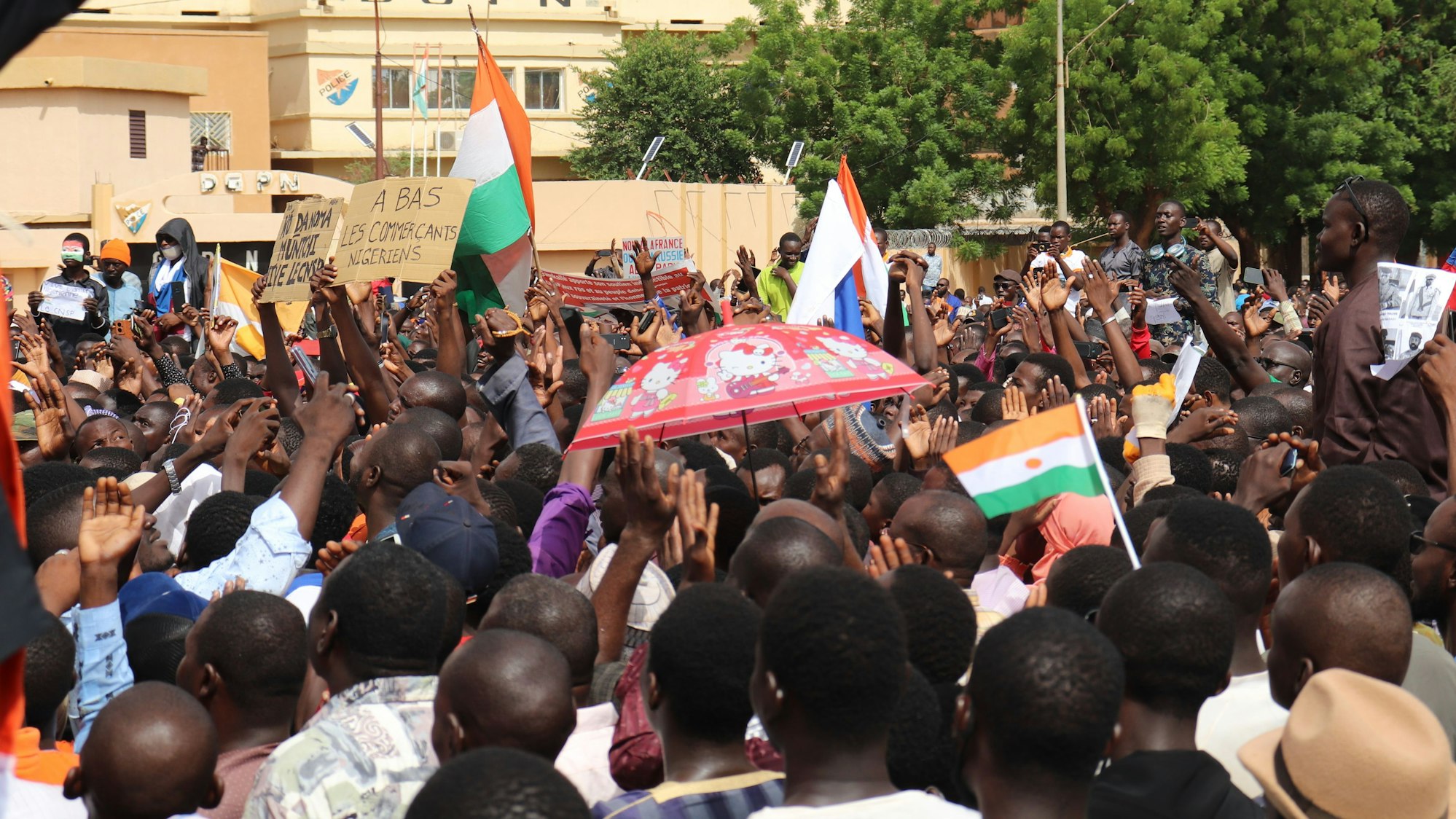 Menschen demonstrieren in Nigers Hauptstadt Niamey, um damit ihre Unterstützung für die Putschisten zu zeigen. Bei der Demonstration wurden Parolen gegen Frankreich gerufen und russische Fahnen getragen. +++ dpa-Bildfunk +++