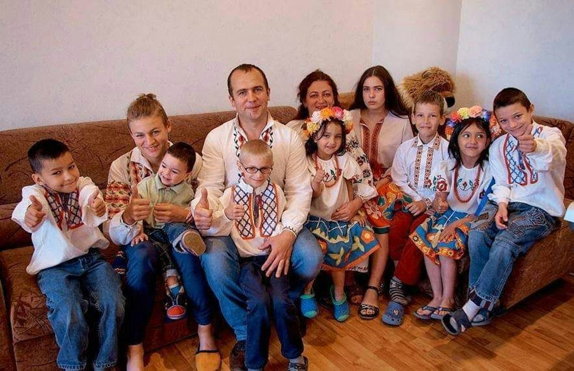 Sechs Kinder von Olga Lopatkina (unten, Mitte), die sich zu Kriegsbeginn in Mariupol befanden, konnten inzwischen zu ihrer Familie zurückgebracht werden.