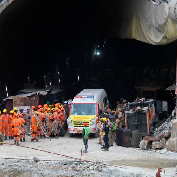 Ein Krankenwagen wartet darauf, Arbeiter von der Baustelle des im Bau befindlichen Straßentunnels, der im indischen Bundesstaat Uttarakhand eingestürzt ist, in ein Krankenhaus zu transportieren.