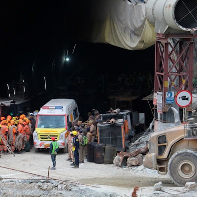 Ein Krankenwagen wartet darauf, Arbeiter von der Baustelle des im Bau befindlichen Straßentunnels, der im indischen Bundesstaat Uttarakhand eingestürzt ist, in ein Krankenhaus zu transportieren.