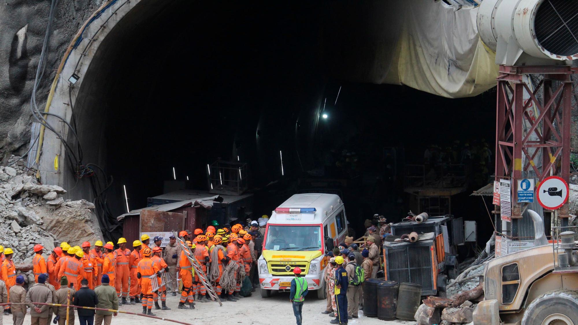 Ein Krankenwagen wartet darauf, Arbeiter von der Baustelle des im Bau befindlichen Straßentunnels, der im indischen Bundesstaat Uttarakhand eingestürzt ist, in ein Krankenhaus zu transportieren.