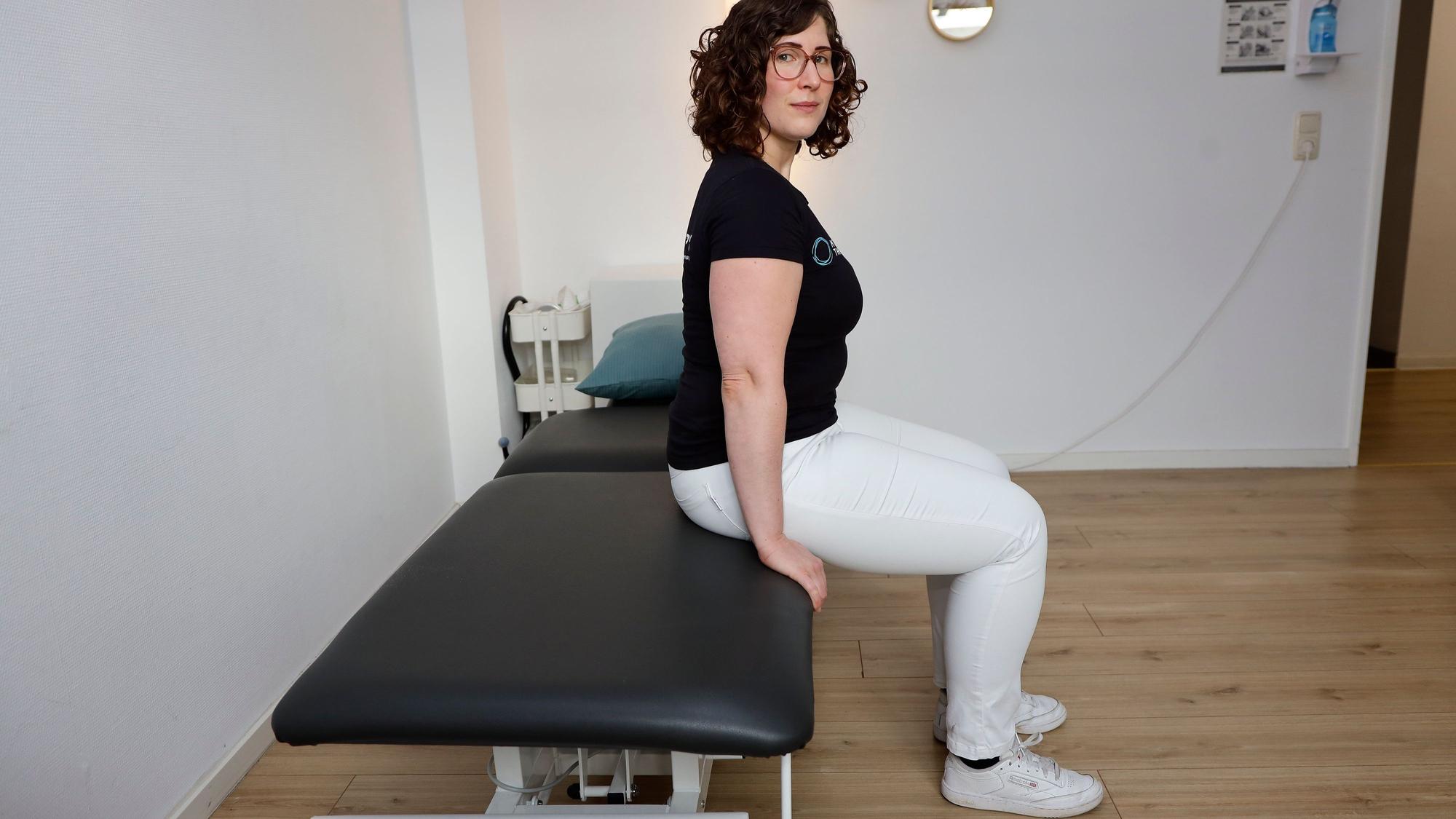 Physiotherapeutin Anna Schweitzer zeigt eine Übung für den Beckenboden.