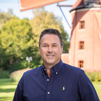 Michael Hähnel vor der unternehmenseigenen Mühle in Bad Zwischenahn.