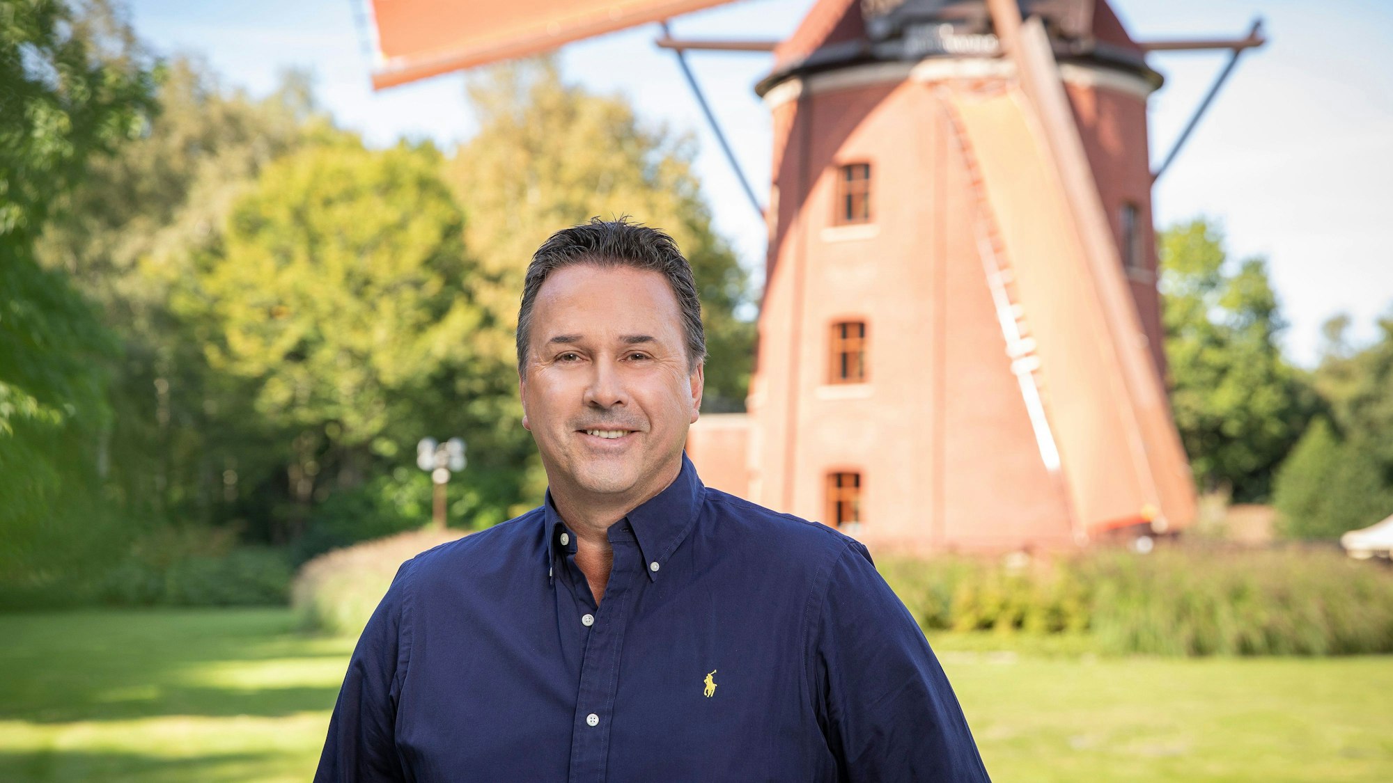 Michael Hähnel vor der unternehmenseigenen Mühle in Bad Zwischenahn.