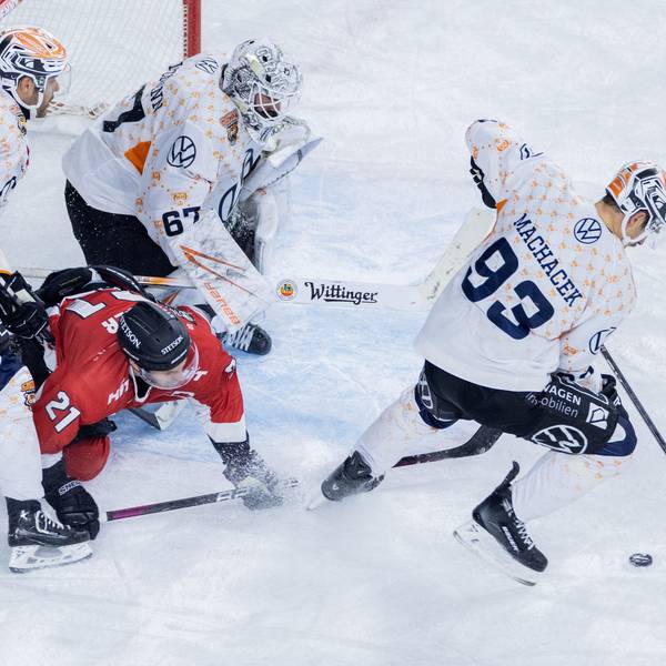 Kölns Mark Olver (unten) und Wolfsburgs Ryan Button (l-r), Hannibal Weitzmann und Spencer Machacek versuchen an den Puck zu kommen.