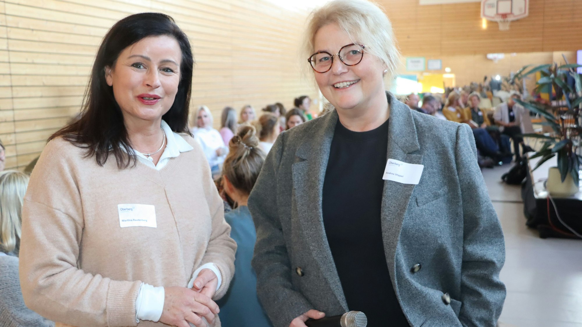Auf dem Foto sind Polizeihauptkommissarin Martina Rautenberg und die ärztliche Direktorin und Chefärztin der Oberberg Fachklinik in Hürth, Dr. Andrea Stippel, zu sehen.
