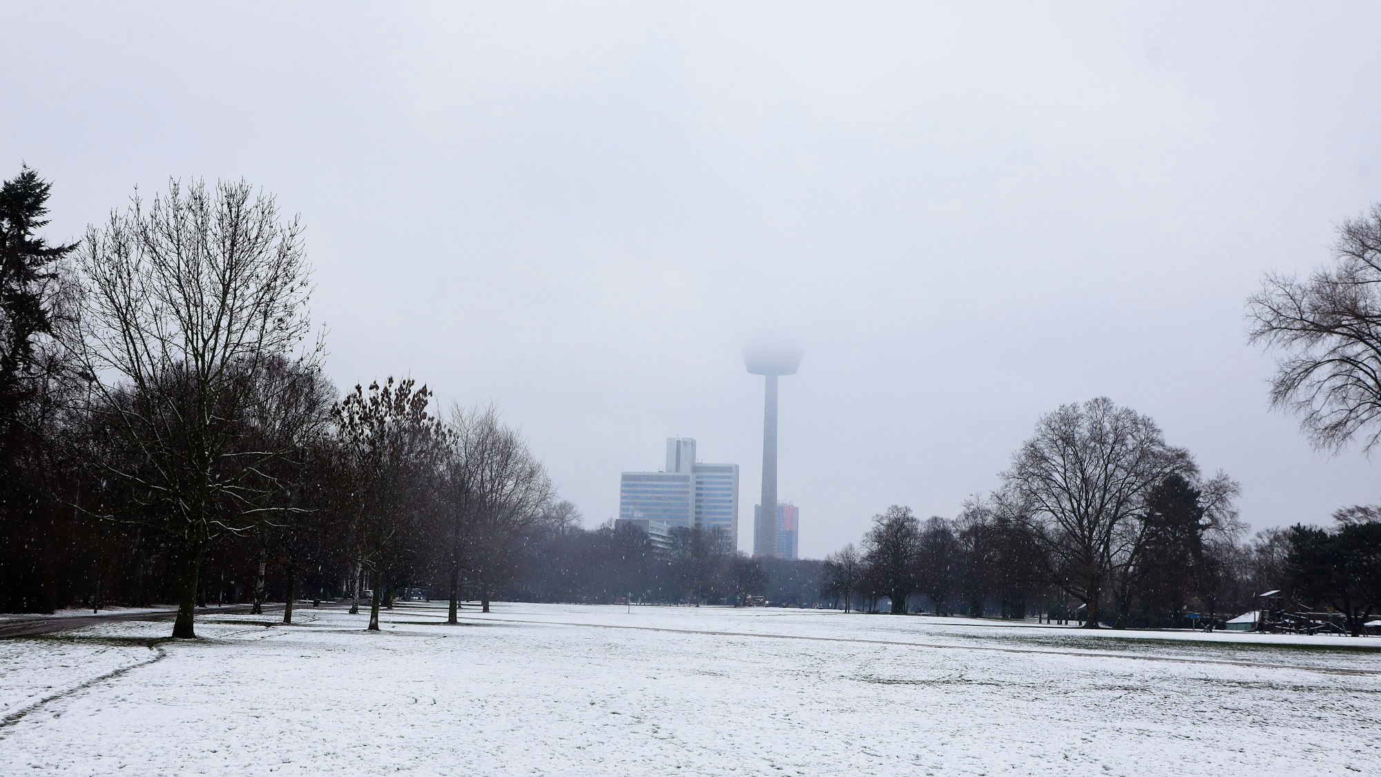 Schneefall im Kölner Grüngürtel im März 2023