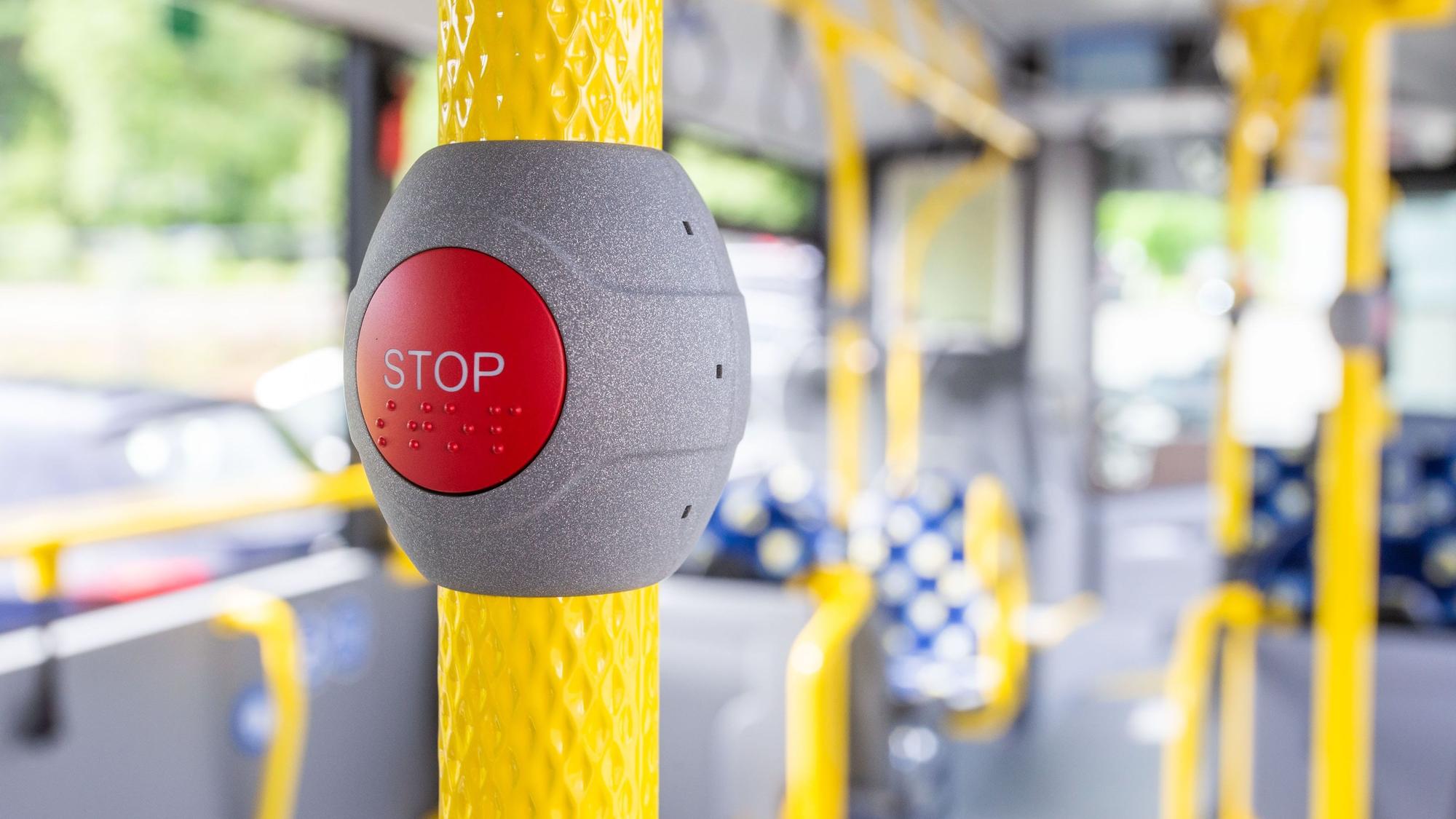 Ein Halteknopf in einem Linienbus.