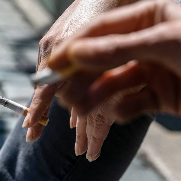 Raucher halten brennende Zigaretten in der Hand.