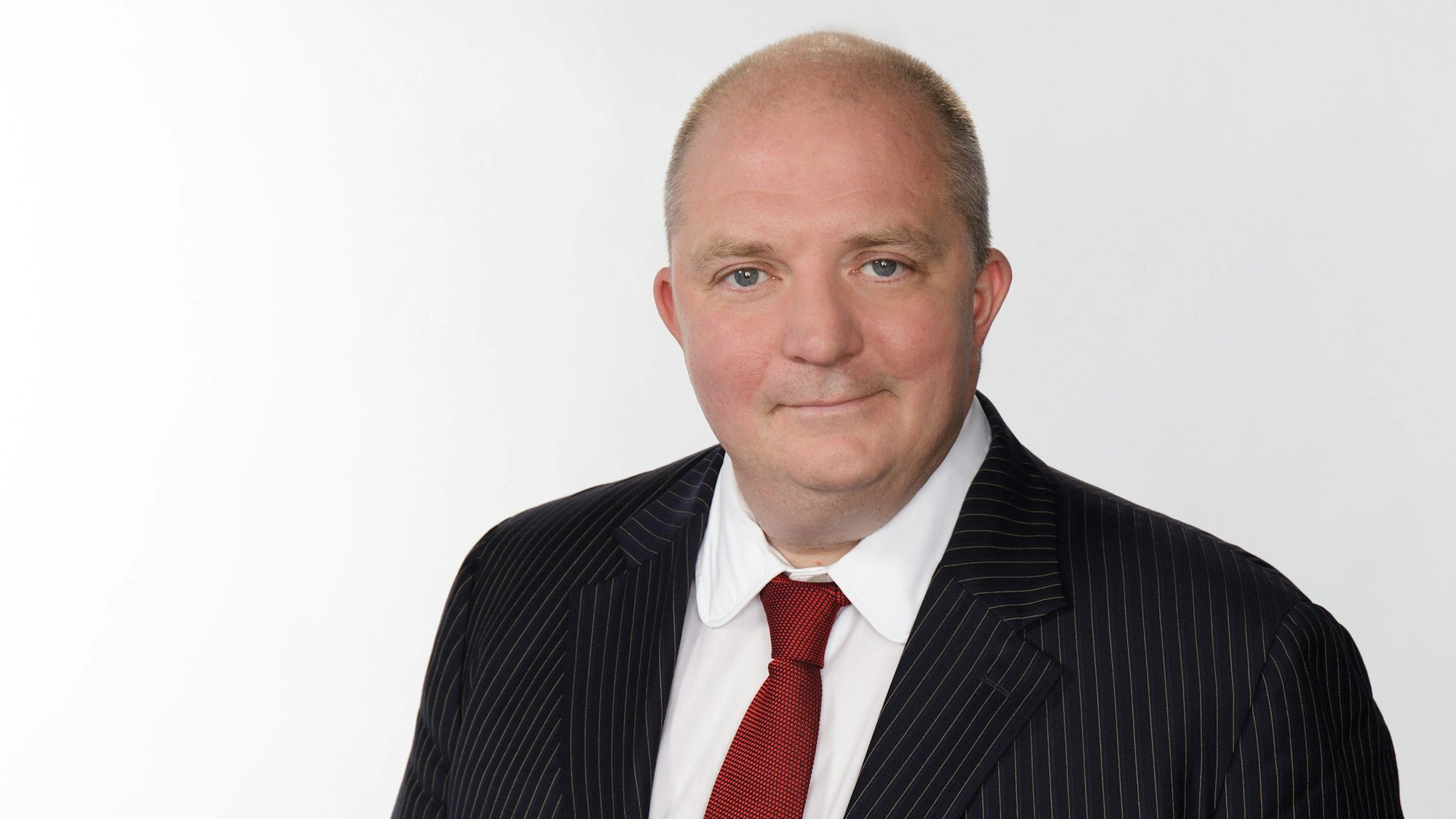 Jörg Thadeusz ist nicht nur für den WDR tätig, sondern auch für den RBB. Dort gab es jetzt eine Verlängerung seines Talks „Thadeusz und die Beobachter“.