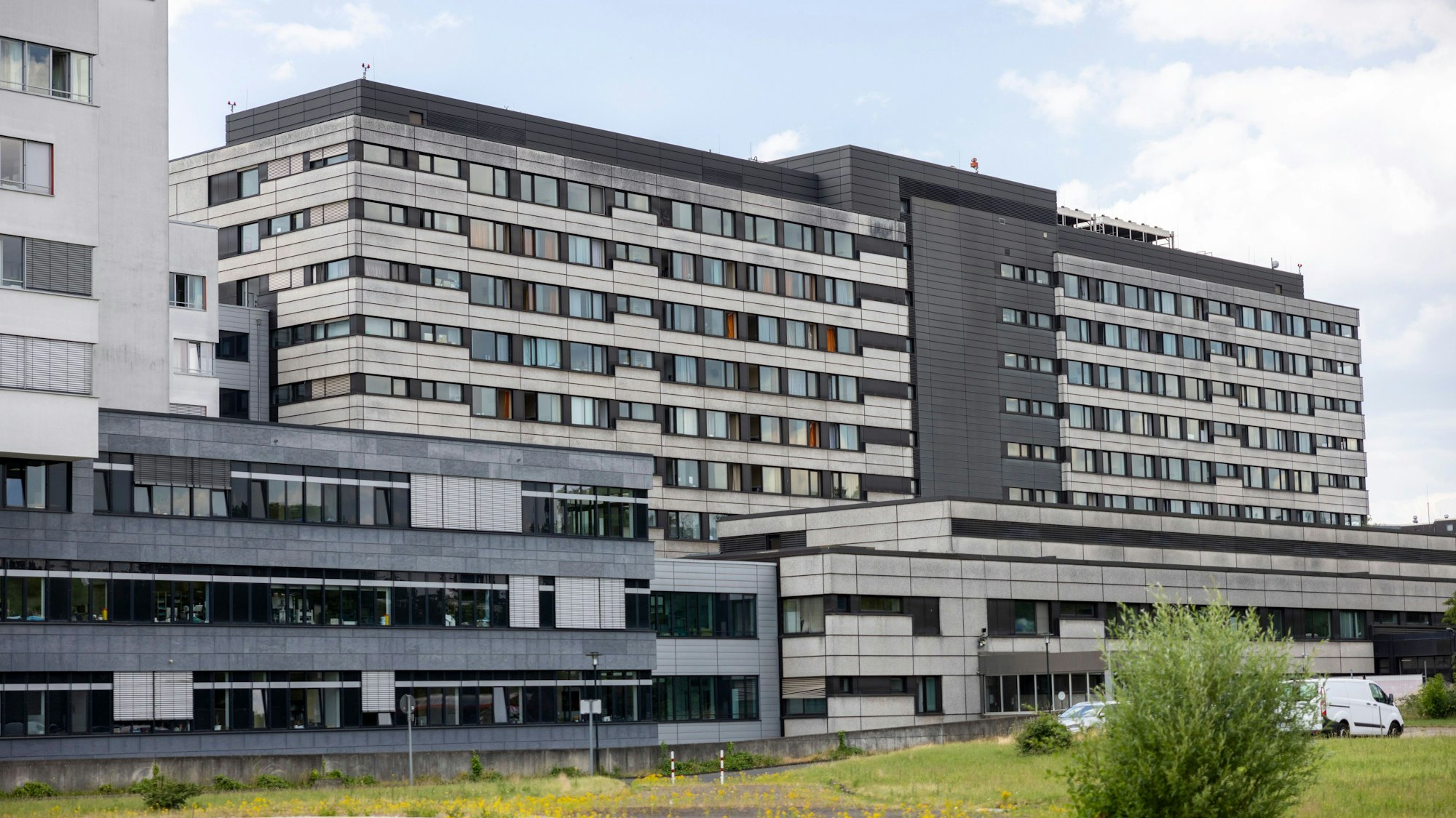 Das Bettenhaus der Klinik Merheim wird kernsaniert.