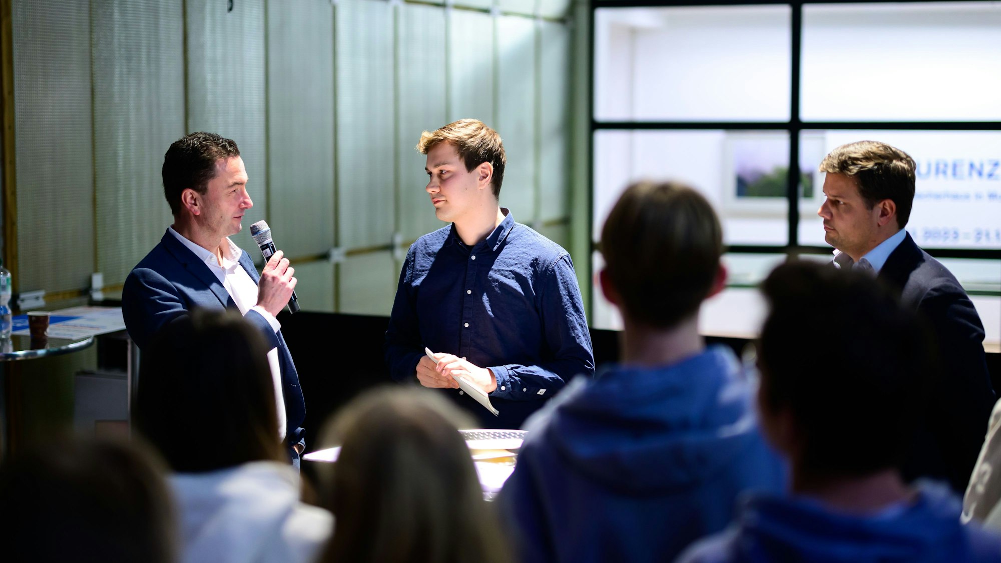 Regierungspräsident Thomas Wilk (l.) und Johannes Heinen, Geschäftsführer des Heinen-Verlags (r.), im Gespräch mit Moderator Simon Westphal.