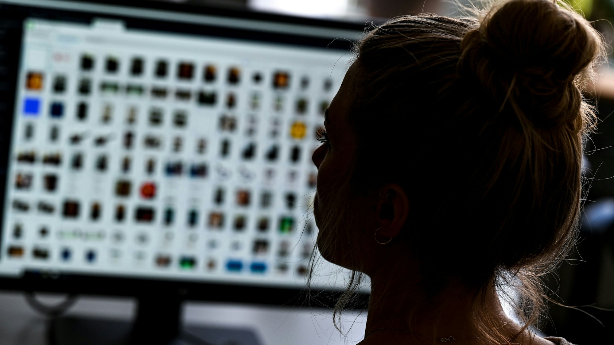 Ein Kriminaloberkommissarin sitzt in einem Büro vor einem Auswertungscomputer und ermittelt gegen Kindesmissbrauch im Internet.