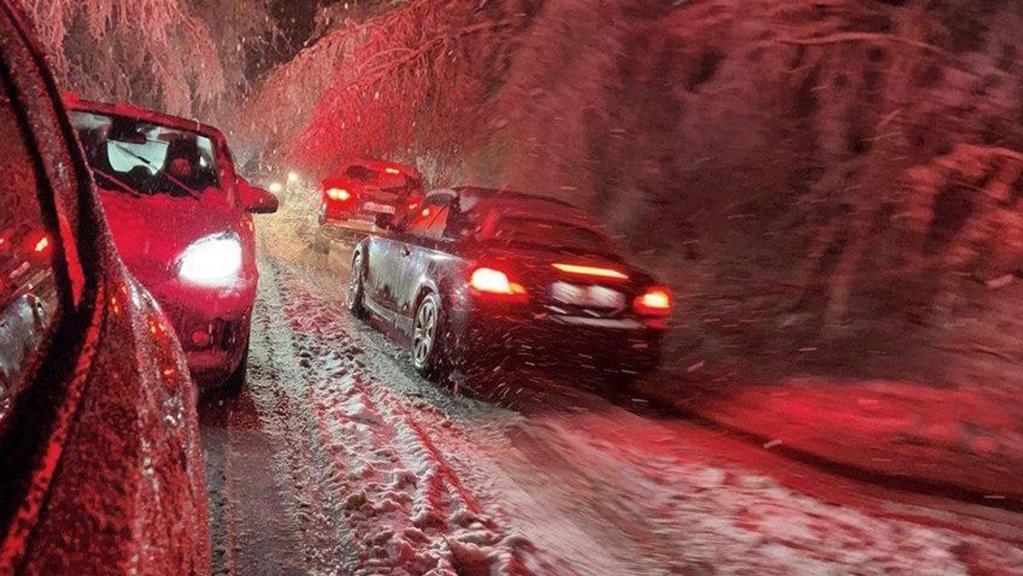 Wiesbaden: Autos stehen auf der verschneiten Bundesstraße B455. Der Wintereinbruch hat zu erheblichen Behinderungen und gefährlichen Situationen im hessischen Rheingau-Taunus-Kreis geführt.