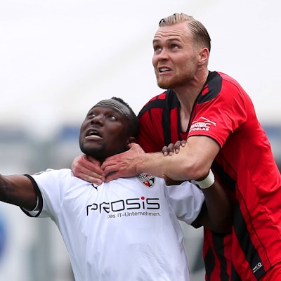 22.04.2023, Köln, Fußball, bwin 3. Liga Herren, Sportpark Höhenberg, 33. Spieltag, Saison 2022 2023, FC Viktoria Köln FC Ingolstadt 04: Moussa Doumbouya von FC Ingolstadt wird von Lars Dietz von FC Viktoria Köln am Hals gepackt. DFB regulations prohibit any use of photographs as image sequences and or quasi-video. Nordrhein-Westfalen Deutschland *** 22 04 2023, Cologne, soccer, bwin 3 Liga men, Sportpark Höhenberg, 33 Spieltag, Saison 2022 2023, FC Viktoria Köln FC Ingolstadt 04 Moussa Doumbouya of FC Ingolstadt is grabbed by the neck by Lars Dietz of FC Viktoria Köln DFB regulations prohibit any use of photographs as image sequences and or quasi video Nordrhein Westfalen Germany