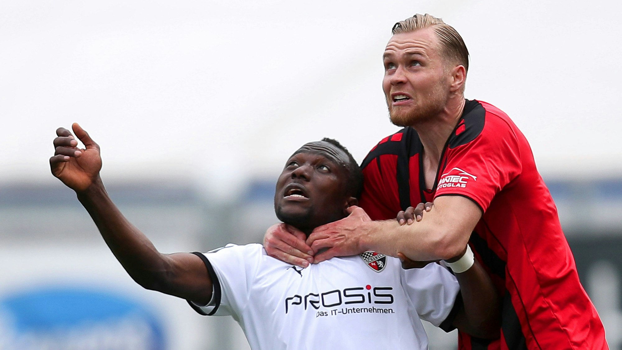 22.04.2023, Köln, Fußball, bwin 3. Liga Herren, Sportpark Höhenberg, 33. Spieltag, Saison 2022 2023, FC Viktoria Köln FC Ingolstadt 04: Moussa Doumbouya von FC Ingolstadt wird von Lars Dietz von FC Viktoria Köln am Hals gepackt. DFB regulations prohibit any use of photographs as image sequences and or quasi-video. Nordrhein-Westfalen Deutschland *** 22 04 2023, Cologne, soccer, bwin 3 Liga men, Sportpark Höhenberg, 33 Spieltag, Saison 2022 2023, FC Viktoria Köln FC Ingolstadt 04 Moussa Doumbouya of FC Ingolstadt is grabbed by the neck by Lars Dietz of FC Viktoria Köln DFB regulations prohibit any use of photographs as image sequences and or quasi video Nordrhein Westfalen Germany