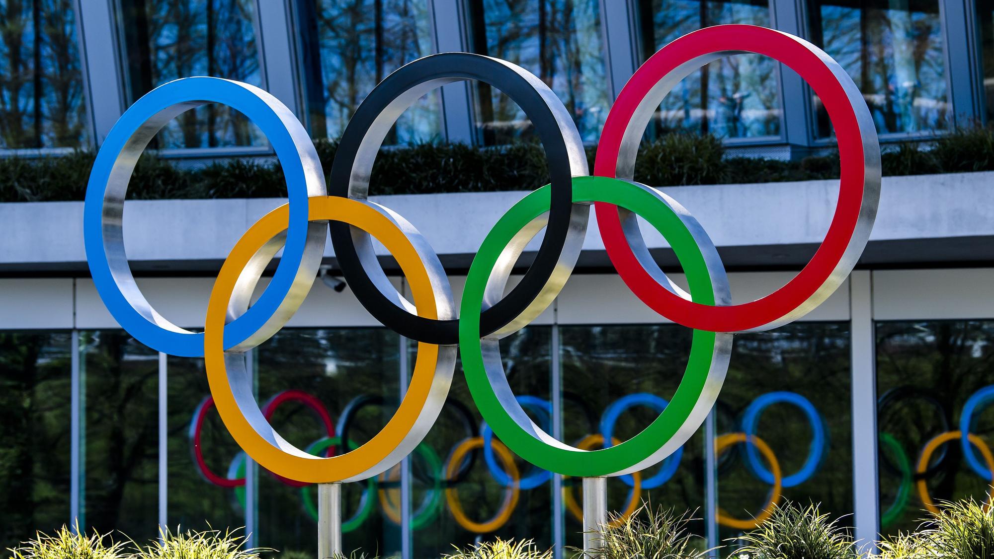 Die Olympischen Ringe werden am Eingang des IOC, dem Sitz des Internationalen Olympischen Komitees, in Lausanne ausgestellt.