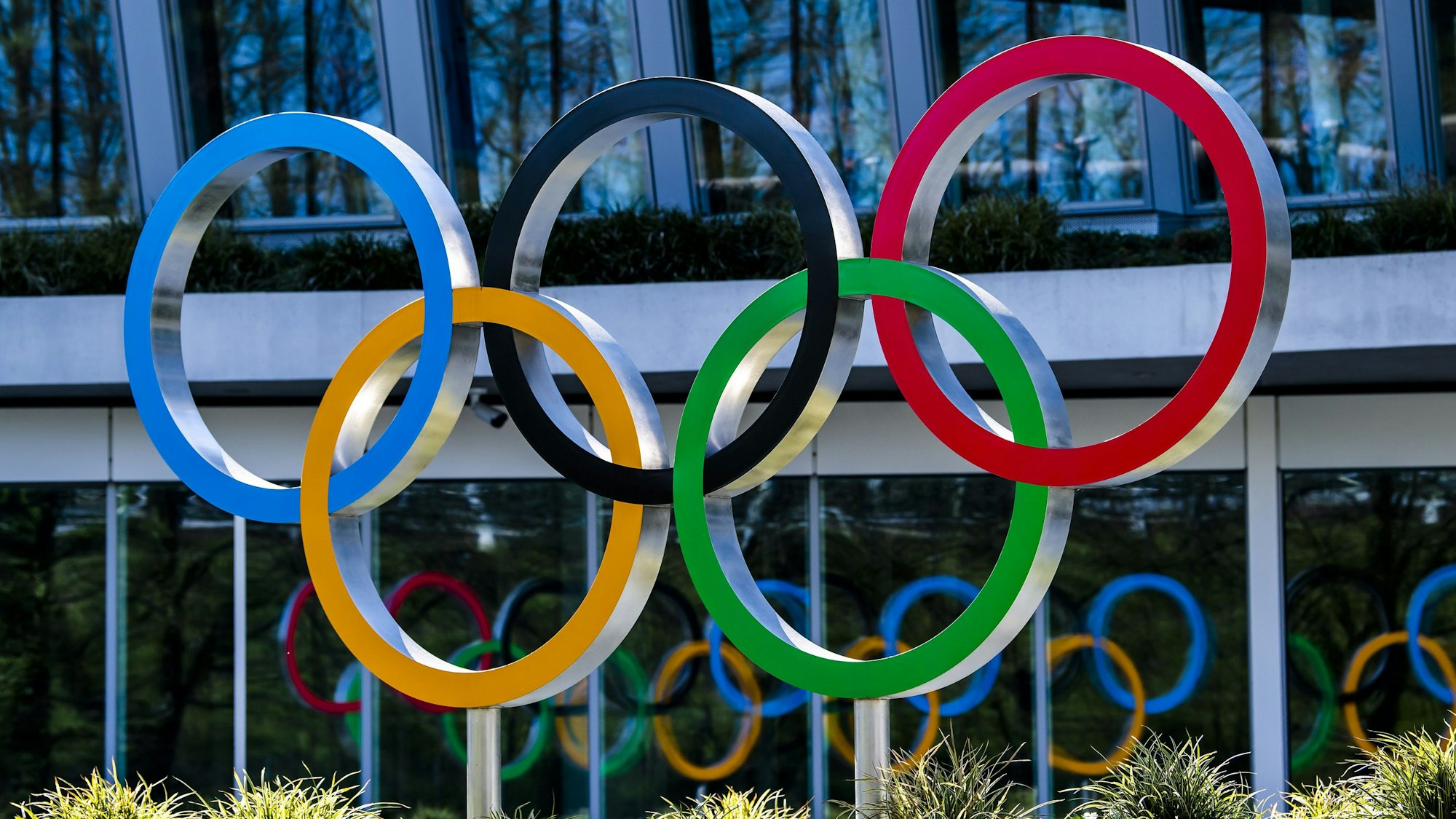 Die Olympischen Ringe werden am Eingang des IOC, dem Sitz des Internationalen Olympischen Komitees, in Lausanne ausgestellt.
