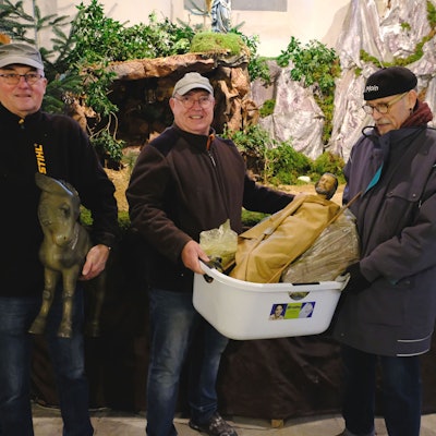 Die Krippenbauer Georg Lünenbach, Berti Jannes und Dieter Schwinning (v.l.) in der Alten Kirche in Mechernich beim Aufbau der Weihnachtskrippe.