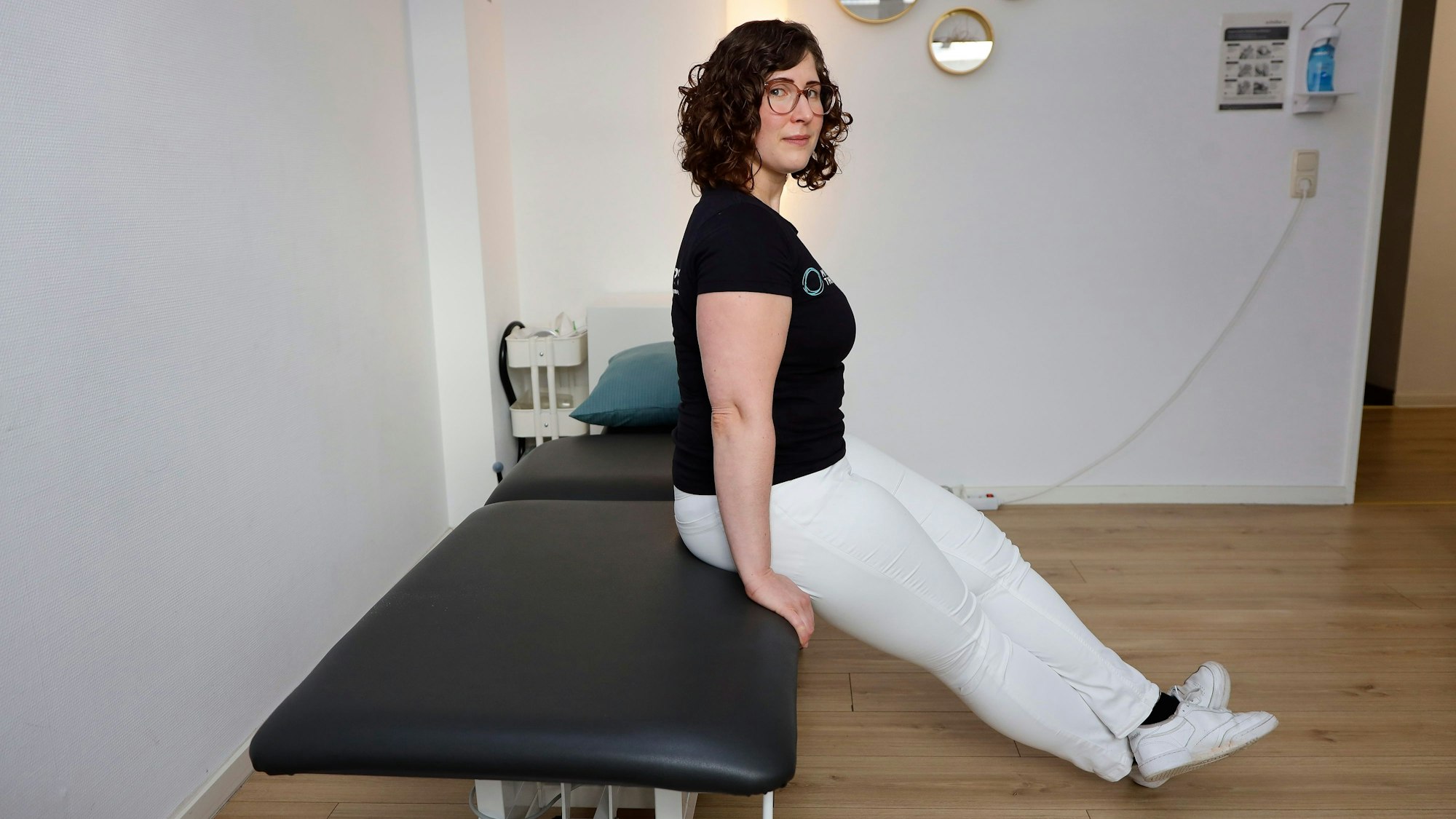 Physiotherapeutin Anna Schweitzer zeigt eine Übung für den Beckenboden.