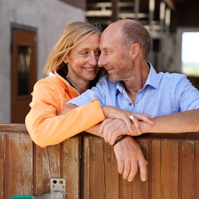 Bauer Hans aus der Gemeinde Hürtgenwald, eng umschlungen mit Hofdame Elke.