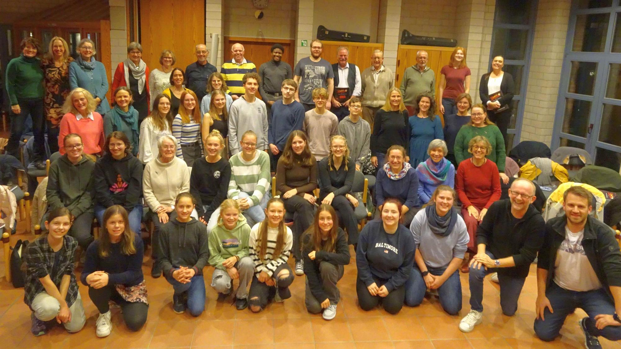 Abschlussfoto einer besonderes Chorprobe in der Meckenheimer Friedenskirche: Zwei Chöre der evangelischen Kirche Meckenheim proben das Musical "Bethlehem" mit dem Komponisten Dieter Falk (2.v.r. ganz vorne und Maximilian Friedrich (rechts daneben), Kantor der Evangelischen Kirchengemeinde.