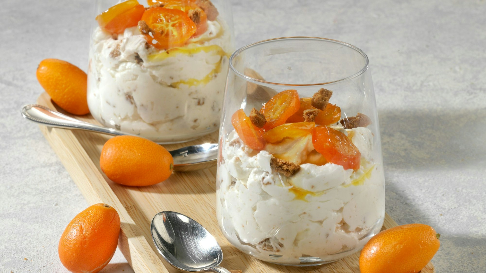 Zwei Schalen gefüllt mit Spekulatiuscreme und Marmelade.