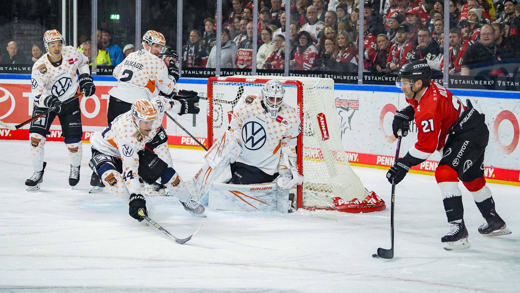Eishockey Penny-DEL 22.Spieltag Kölner Haie - Grizzlys Wolfsburg am 28.11.2023 in der Lanxess Arena in Köln v.l.n.r. , Jean-Christophe Beaudin Wolfsburg , John Ramage Wolfsburg , Nolan Zajac Wolfsburg , Hannibal Weitzmann Wolfsburg , Mark Olver Köln