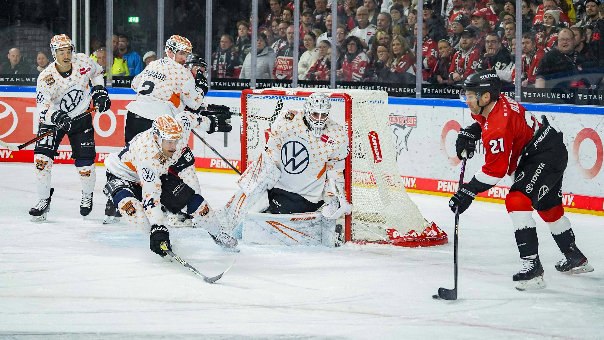 Eishockey Penny-DEL 22.Spieltag Kölner Haie - Grizzlys Wolfsburg am 28.11.2023 in der Lanxess Arena in Köln v.l.n.r. , Jean-Christophe Beaudin  Wolfsburg , John Ramage  Wolfsburg , Nolan Zajac  Wolfsburg , Hannibal Weitzmann  Wolfsburg , Mark Olver  Köln