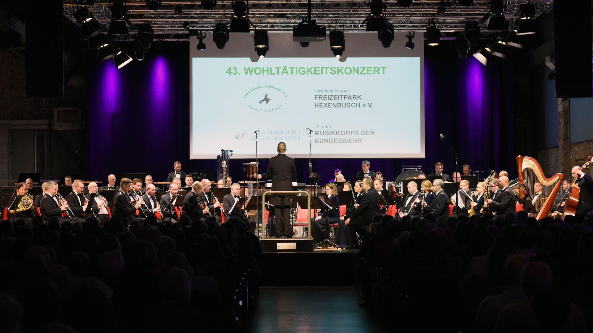 Ein Orchester spielt auf einer Bühne.
