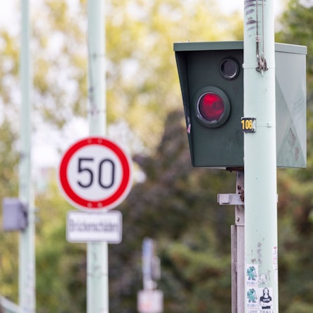 Auch auf der Zoobrücke wurde das Tempolimit 50 eingeführt