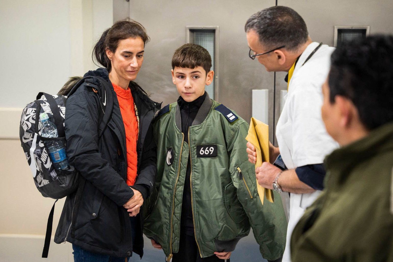 Eitan Yahalomi (M.) mit seiner Mutter (l.) am 28. November im Sourasky Medical Center in Tel Aviv.