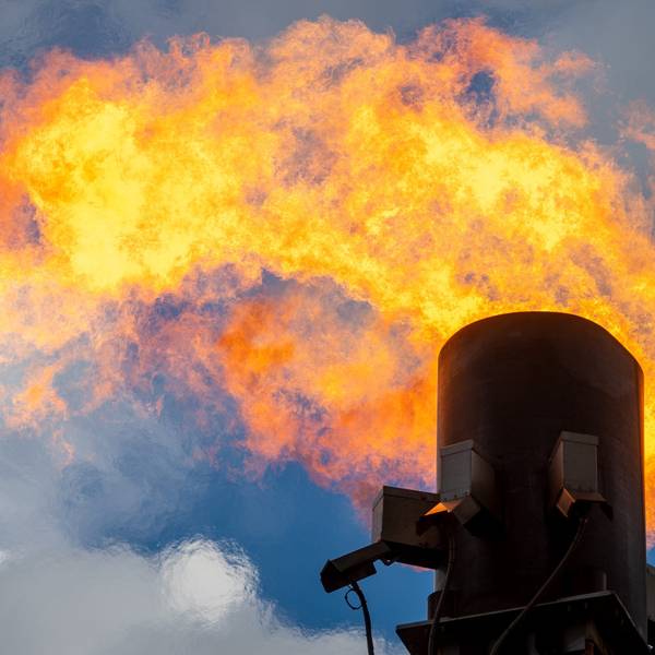 Sachsen-Anhalt, Griebo: Gas wird an einer mobile Fackelanlage abgebrannt. Weltweit nimmt das Bemühen um mehr Energieeffizienz zwar zu. Um Klimaziele zu erreichen, sind aber energischere Schritte nötig.