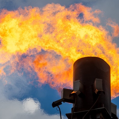 Sachsen-Anhalt, Griebo: Gas wird an einer mobile Fackelanlage abgebrannt. Weltweit nimmt das Bemühen um mehr Energieeffizienz zwar zu. Um Klimaziele zu erreichen, sind aber energischere Schritte nötig.