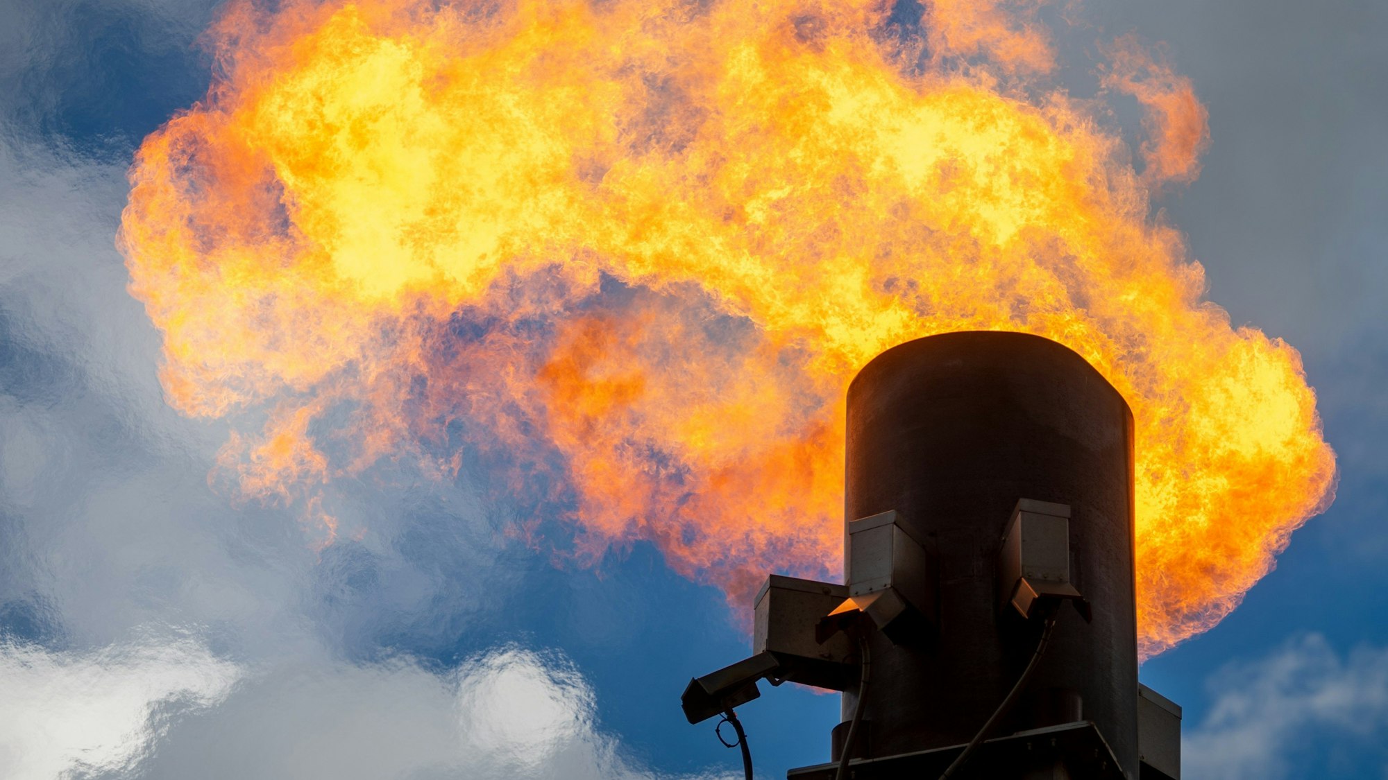 Sachsen-Anhalt, Griebo: Gas wird an einer mobile Fackelanlage abgebrannt. Weltweit nimmt das Bemühen um mehr Energieeffizienz zwar zu. Um Klimaziele zu erreichen, sind aber energischere Schritte nötig.