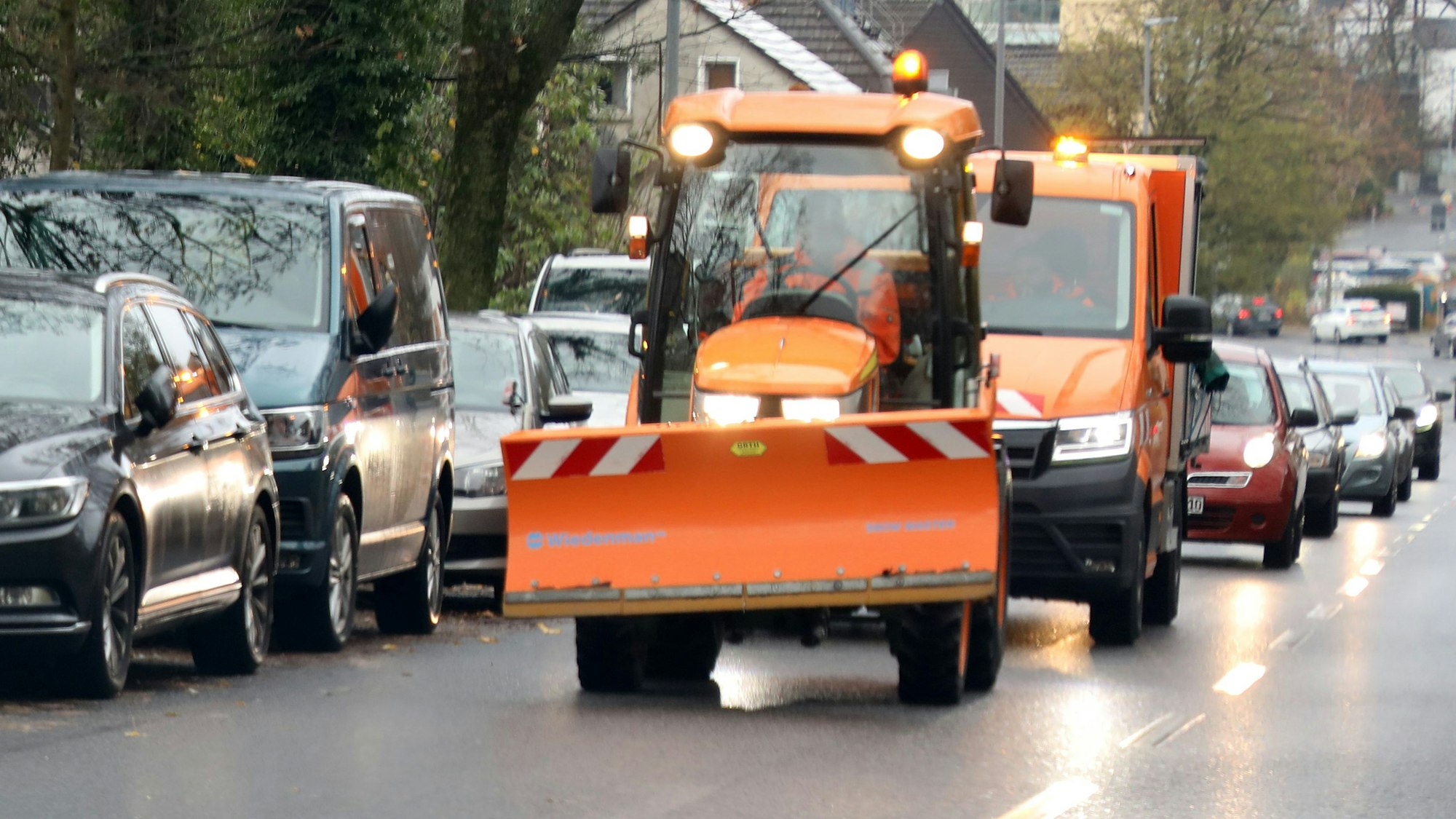 Ein Winterdienstfahrzeug fährt auf der Overather Straße in Bensberg.