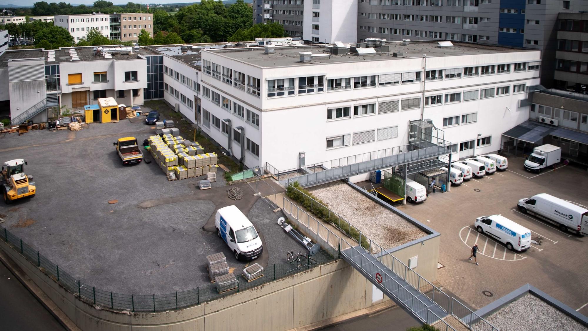 Das Bild zeigt einen Teil des Marien-Hospitals von außen.