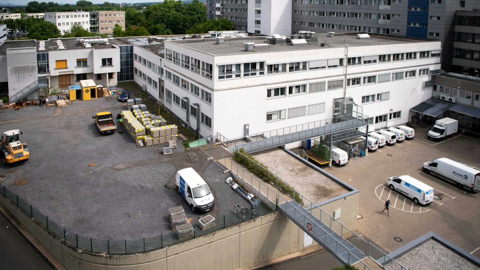 Das Bild zeigt einen Teil des Marien-Hospitals von außen.
