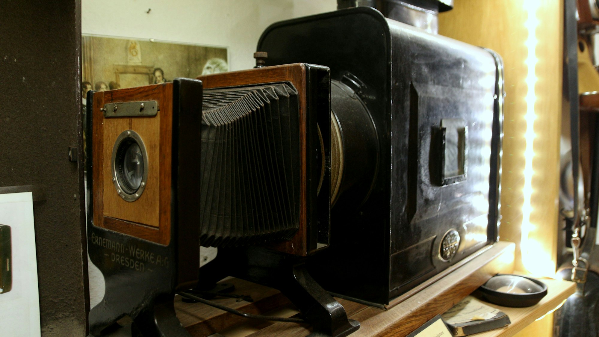 Auf dem Foto ist ein Diaprojektor für Glasbild-Positivplatten aus dem Jahre 1900 zu sehen.