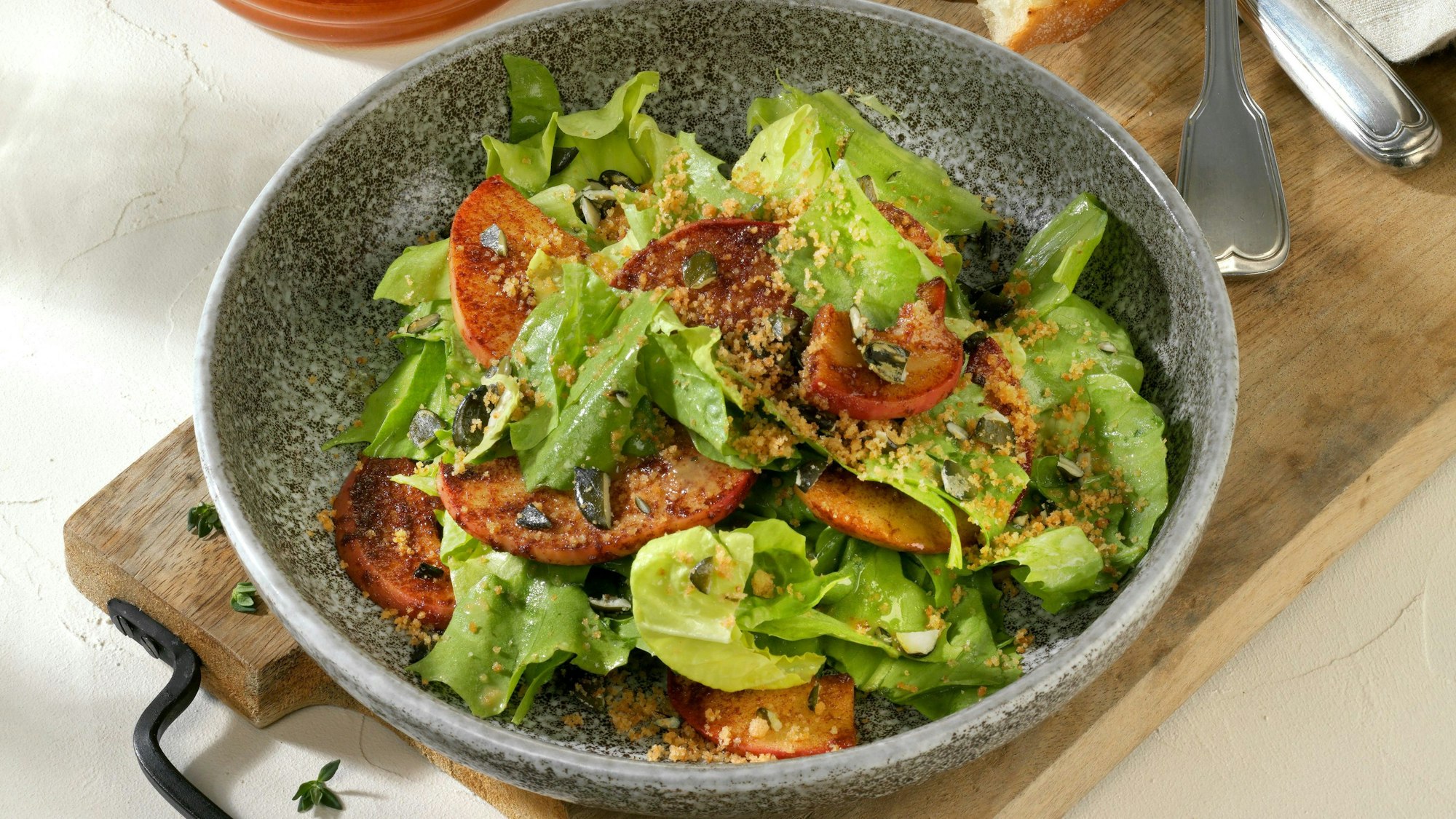 Der Endiviensalat in einer grauen Schüssel.