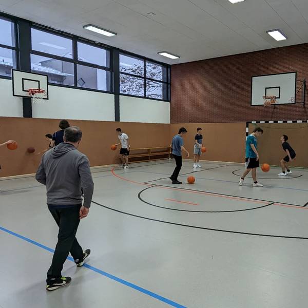 Ein Lehrer und Schüler beim Schulsport in der Turnhalle des Mechernicher Gymnasiums.