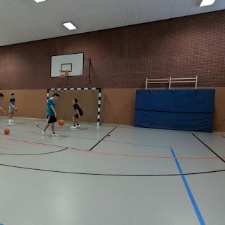 Ein Lehrer und Schüler beim Schulsport in der Turnhalle des Mechernicher Gymnasiums.