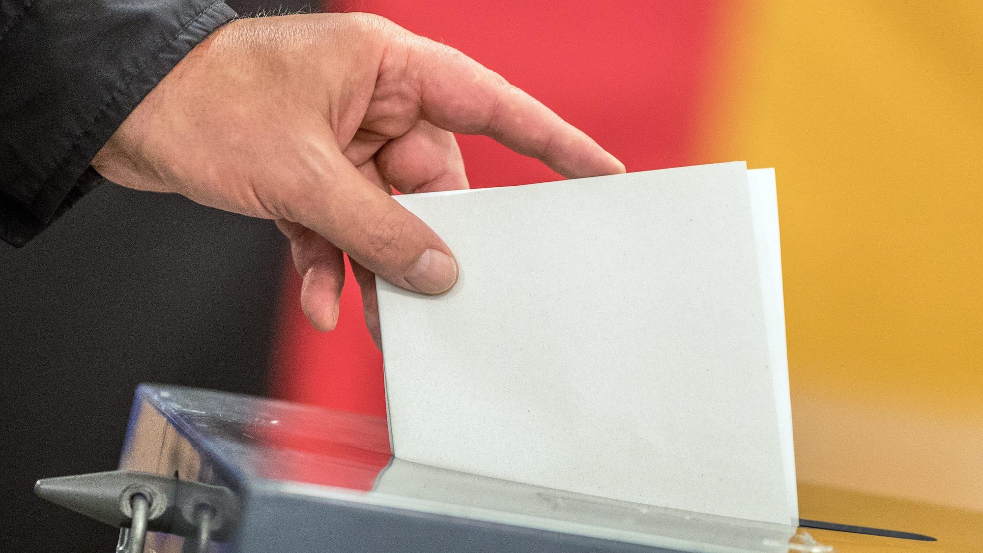 Ein Wähler wirft seinen Stimmzettel zur Bundestagswahl in die Wahlurne. (Archivbild)