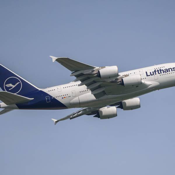 Eine Lufthansa-Maschine des Typs Airbus A380 beim im Anflug auf den Flughafen Leipzig/Halle.