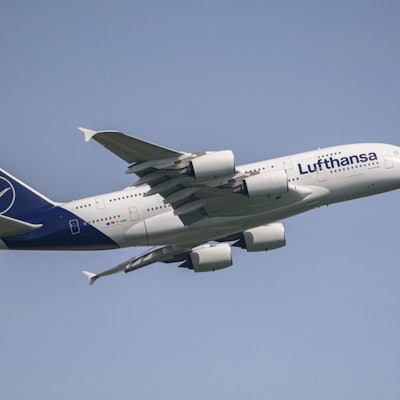 Eine Lufthansa-Maschine des Typs Airbus A380 beim im Anflug auf den Flughafen Leipzig/Halle.