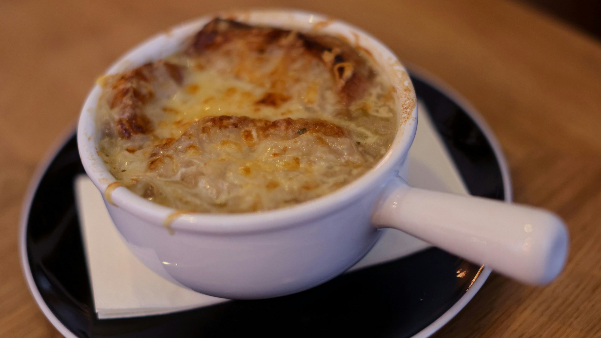 Mit Käse überbackene Zwiebelsuppe.