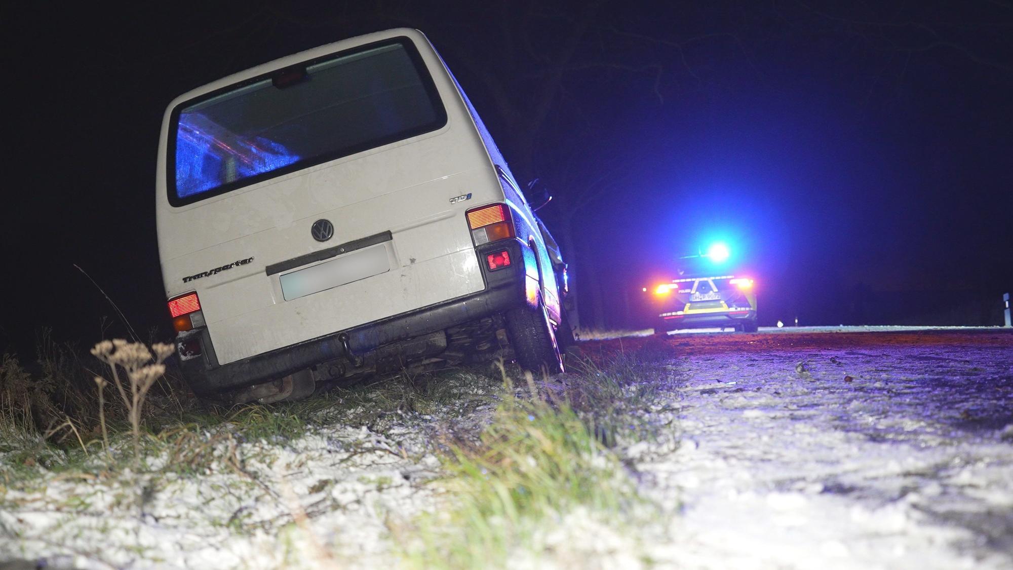 Niedersachsen, Bassum: Ein Fahrzeug steht Unfall bei Schneefall am Straßenrand.