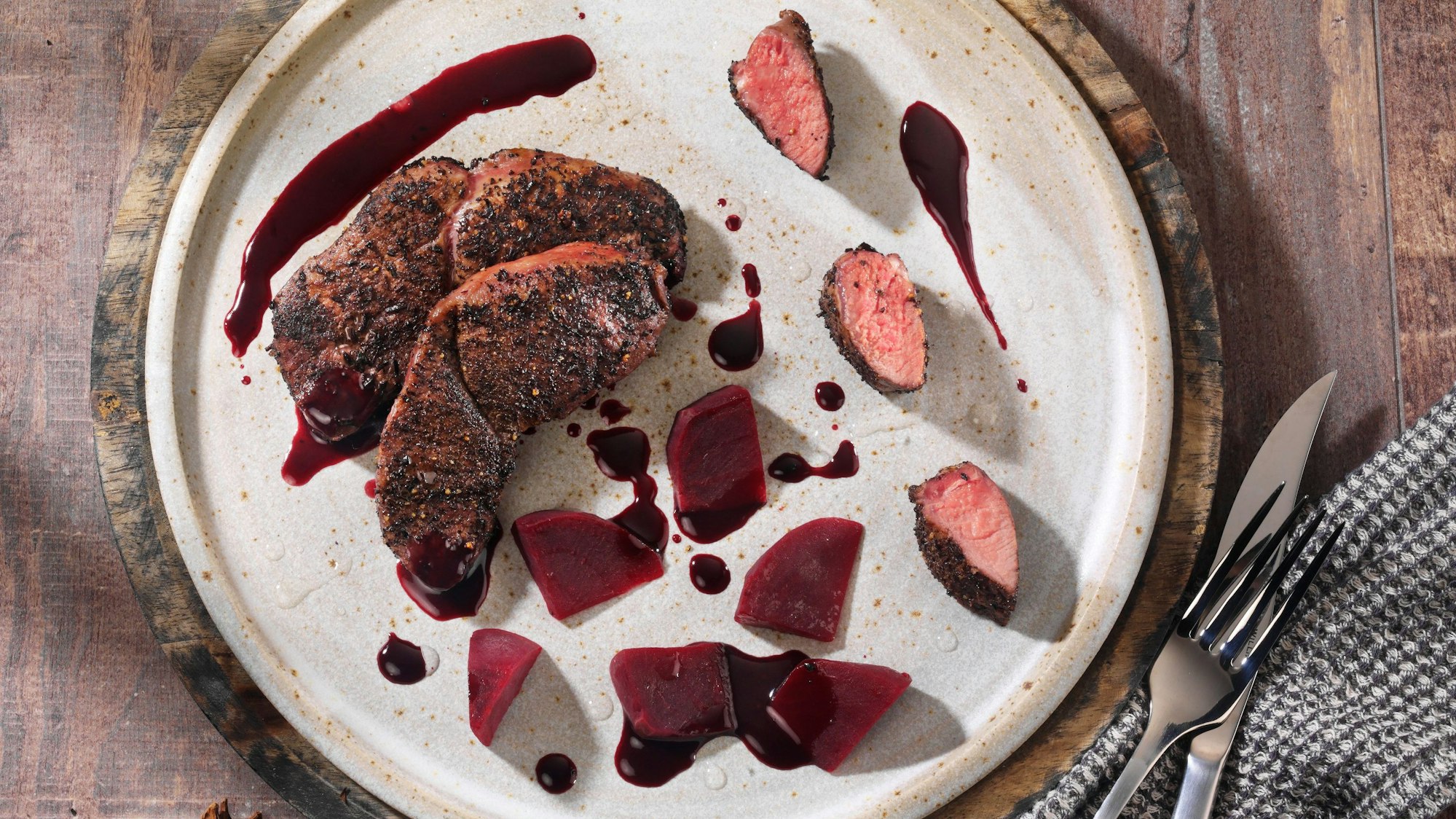 Der Hauptgang Lammhüfte in Earl Grey mit geschmorter Roter Bete.